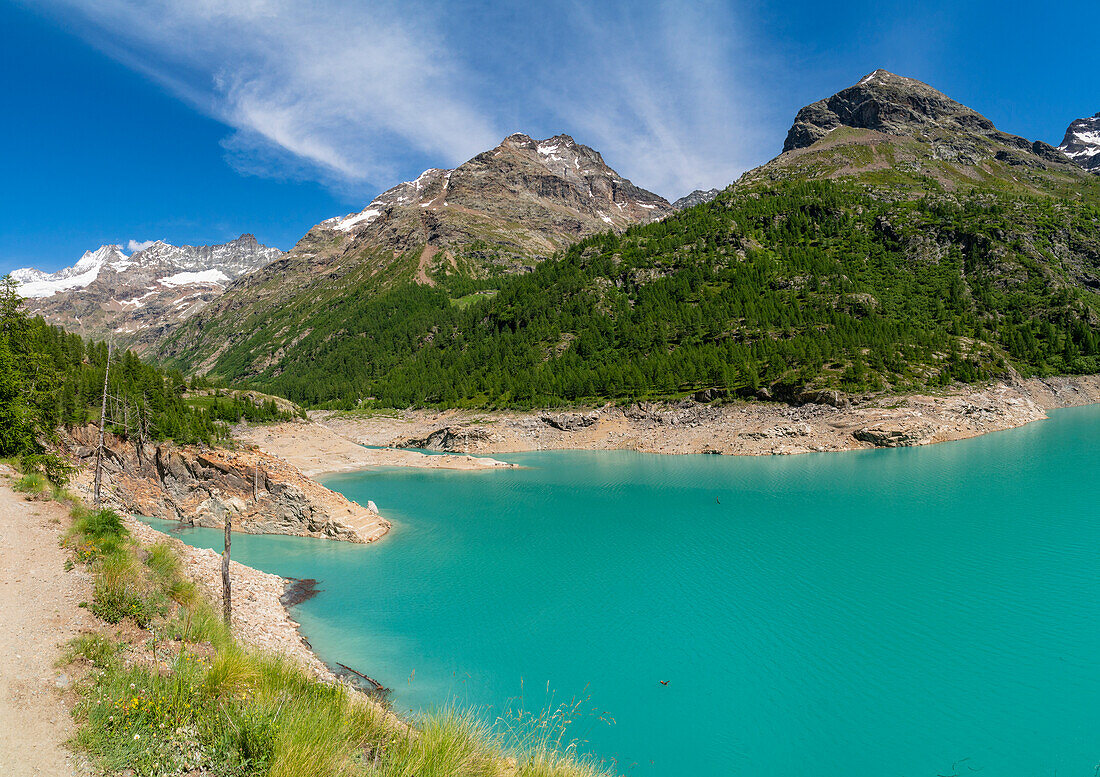 Lac de Place Moulin im Sommer mit den Valpelline-Bergen im Hintergrund. Valpelline Tal, Bionaz, Aosta Tal, Alpen, Italien, Europa.