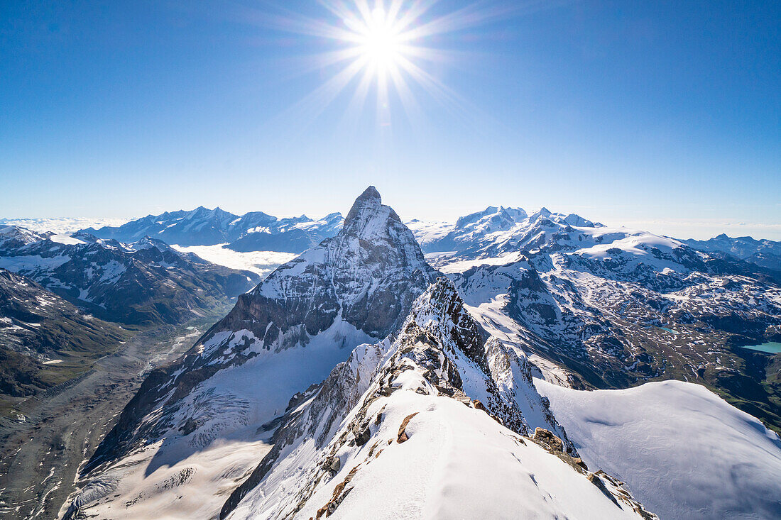 Hochgebirgslandschaft vom Gipfel des Dent d Herens. Mit der Nordwand des Matterhorns im Hintergrund. Valpelline Tal, Bionaz, Aosta-Tal, Alpen, Italien, Europa.