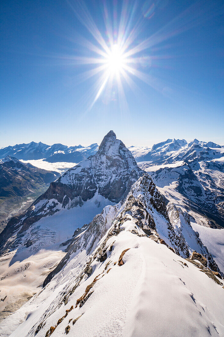 Alpenlandschaft vom Gipfel des Dent d Herens. Mit dem Schneegrat des Gipfels und der Nordwand des Matterhorns im Hintergrund. Valpelline-Tal, Bionaz, Aosta-Tal, Alpen, Italien, Europa.