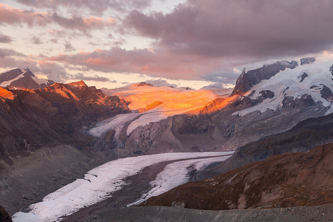 Der hohe Teil des Gornerglatschers bei Sonnenuntergang mit dem nordöstlichen Teil der Rosa-Gruppe im Hintergrund. Zermatt, Kanton Wallis, Alpen, Schweiz, Europa.