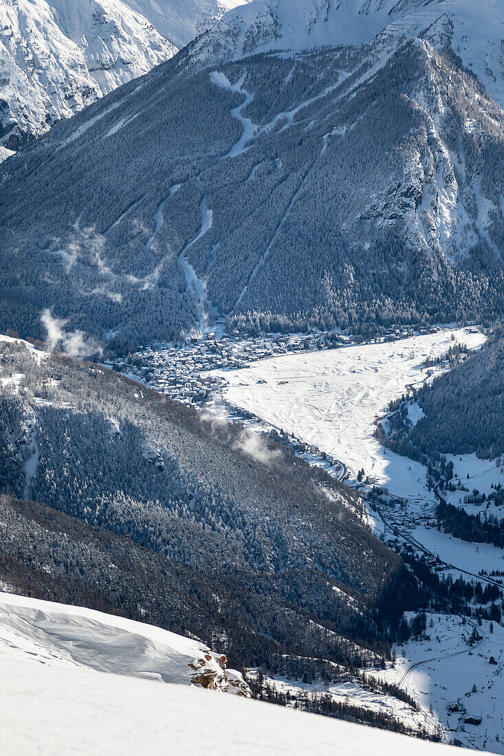 Blick auf das Dorf Cogne vom Gipfel des Couis aus, in der Nähe der Ortschaft Pila (Gemeinde Gressan, Provinz Aosta, Aostatal, Italien, Europa)