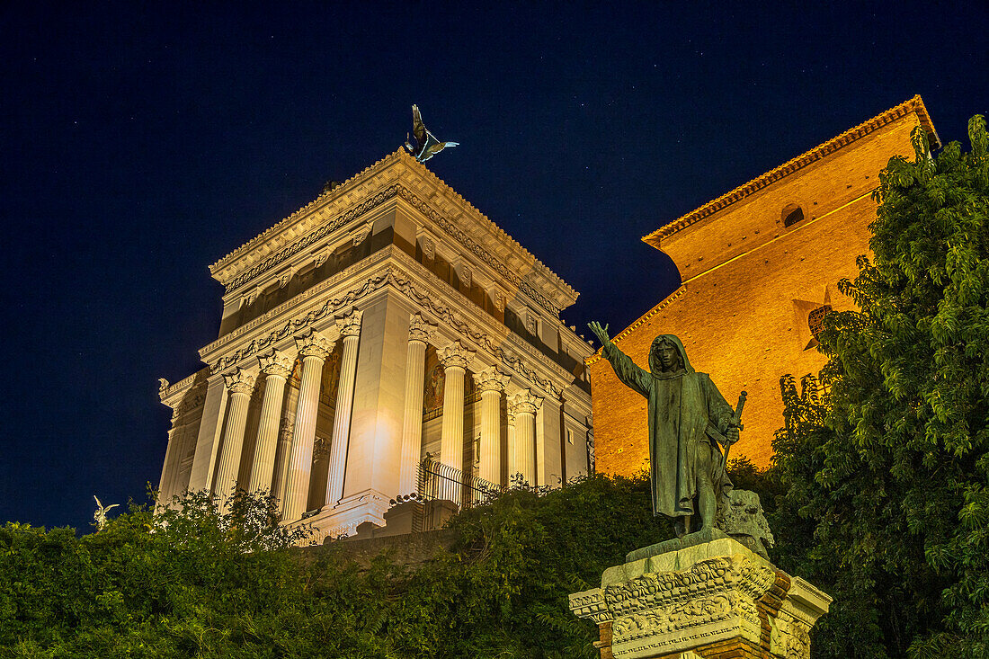 Nacht der Cola di Rienzo gewidmeten Statue, im Hintergrund der Altar des Heimatlandes. Rom, Latium, Italien, Europa