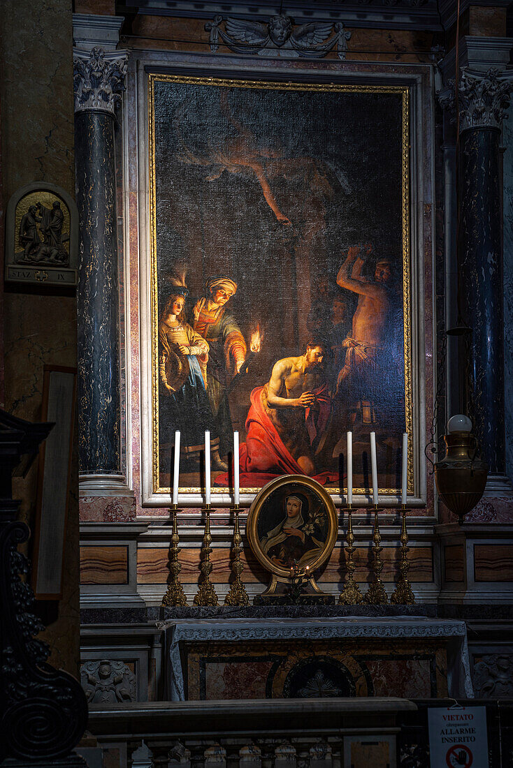 Im Inneren von Santa Maria della Scala in Trastevere ist die erste Kapelle auf der rechten Seite der Leinwand gewidmet, die die "Enthauptung des Heiligen Johannes im Gefängnis" von Gerard van Honthorst darstellt. Rom, Latium, Italien, Europa