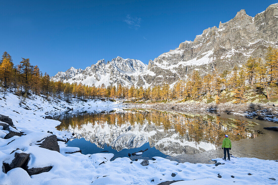 Ein Wanderer vor dem Nero-See im Herbst (Buscagna-Tal, Naturpark Alpe Devero, Alpe Veglia und Alpe Devero, Baceno, Provinz Verbano Cusio Ossola, Piemont, Italien, Europa) (MR)