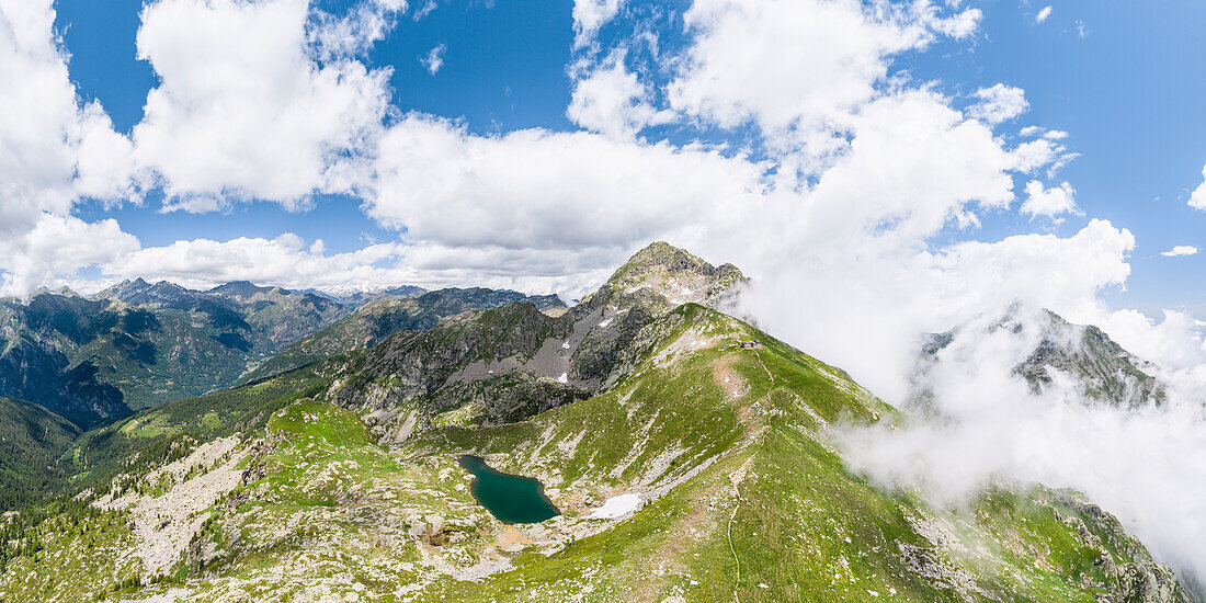 Panoramablick in der Nähe der Coda-Hütte auf dem Bergrücken zwischen Aostatal und Piemont (Pollone, Provinz Biella, Piemont, Italien, Europa)