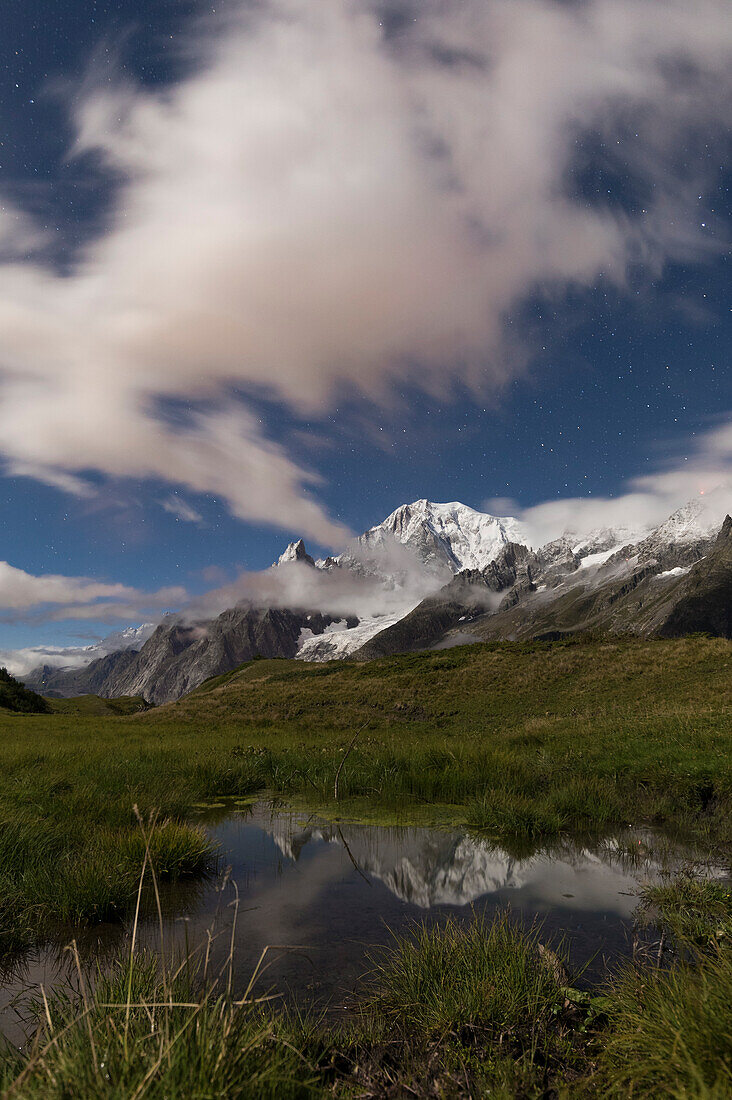 Der Mont Blanc während einer Vollmondnacht (Alp Lechey, Ferrettal, Courmayeur, Provinz Aosta, Aostatal, Italien, Europa)