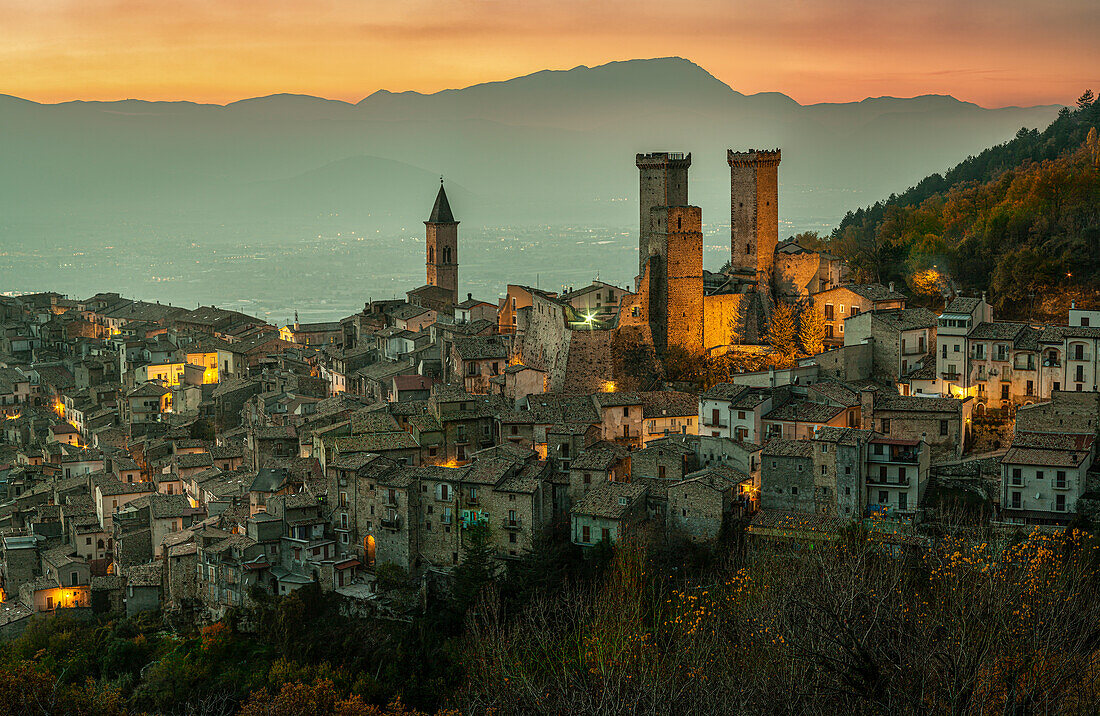 Panorama bei Sonnenuntergang auf die Stadt Pacentro mit ihrem Schloss und ihren Türmen. Pacentro, Provinz l'Aquila, Abruzzen, Italien, Europa. Großes Format