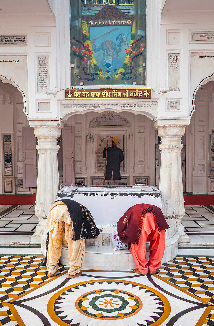 Betende Pilger, goldener Tempel, Amritsar, Punjab, Indien