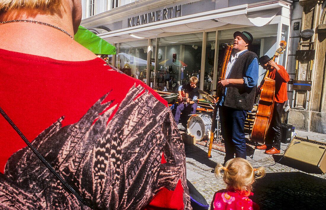 Musiker bei einem Festival für traditionelle Musik, in der Herrengasse, Graz, Österreich
