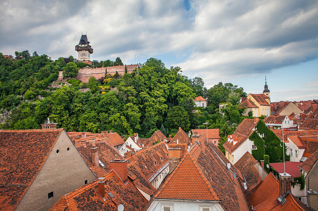 Stadtbild mit Schlossberg mit altem Uhrturm, vom Rathaus aus, Graz