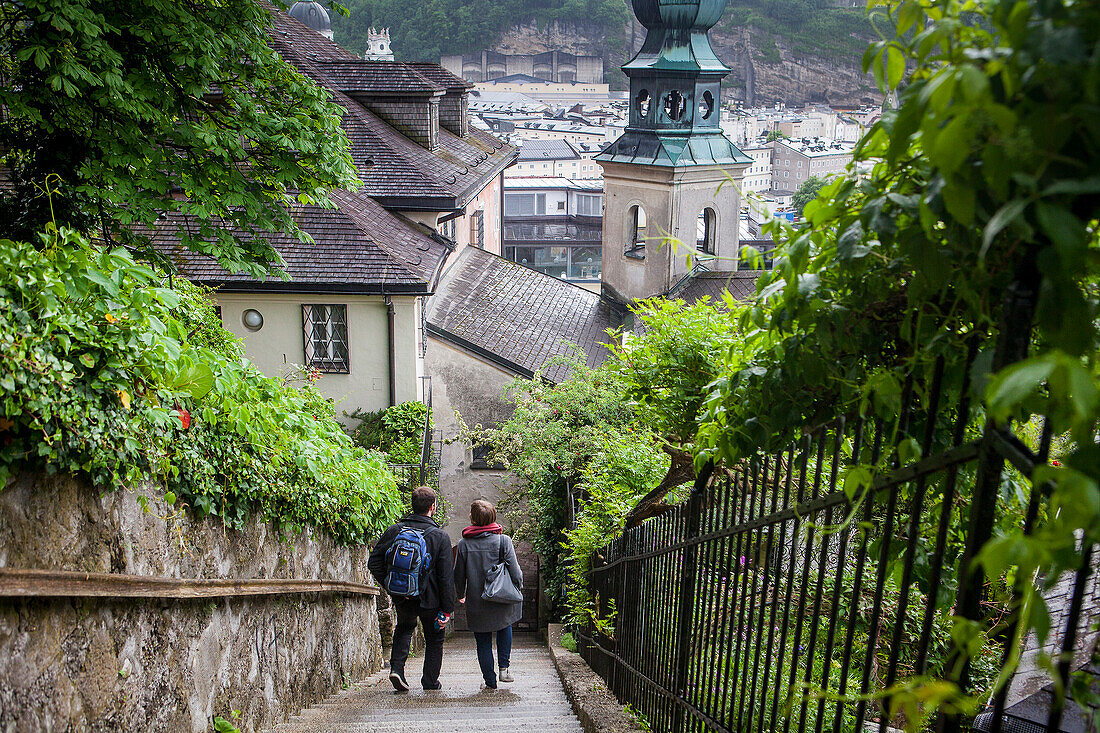 Treppen der Imbergstiege und Glockenturm von St. Johannes am Imberg, Weg zum Gipfel des Kapuzinerbergs, Salzburg, Österreich