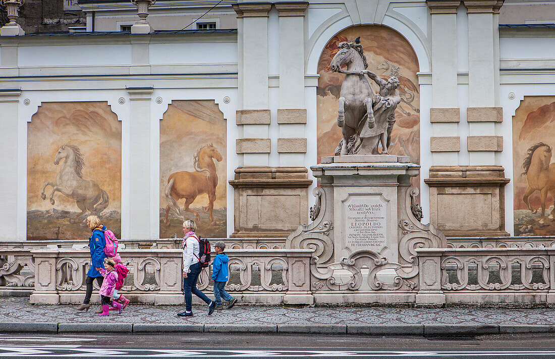 Blick auf den Pferdeteich, Herbert-von-Karajan-Platz, Salzburg, Österreich