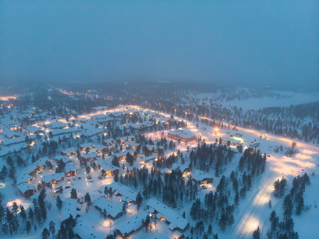 Europa, Finnland, Saariselka, Luftaufnahme der Stadt bei Nacht