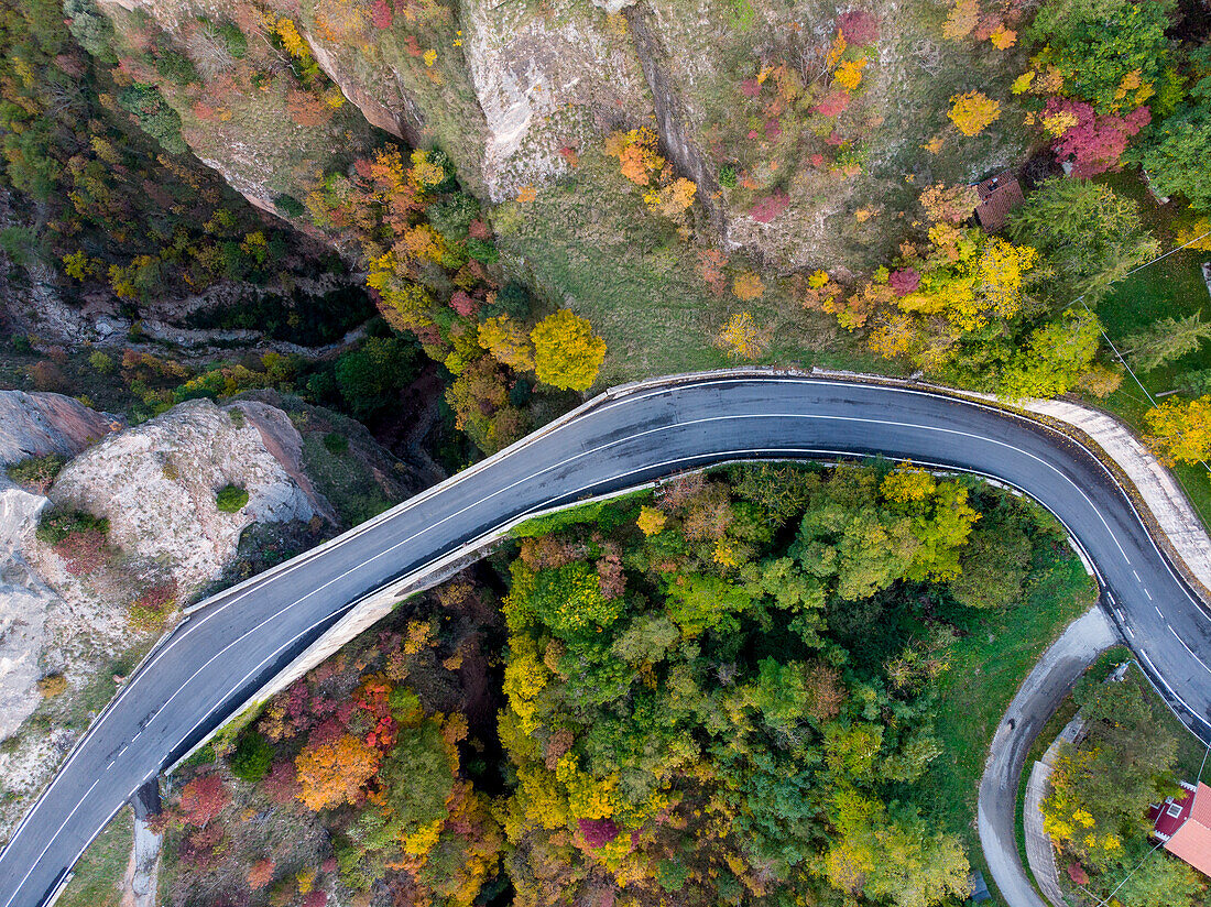 Italien, Umbrien, Apennin, Scheggia, Luftaufnahme des Scheggia-Passes und der Ponte a botte-Brücke im Herbst