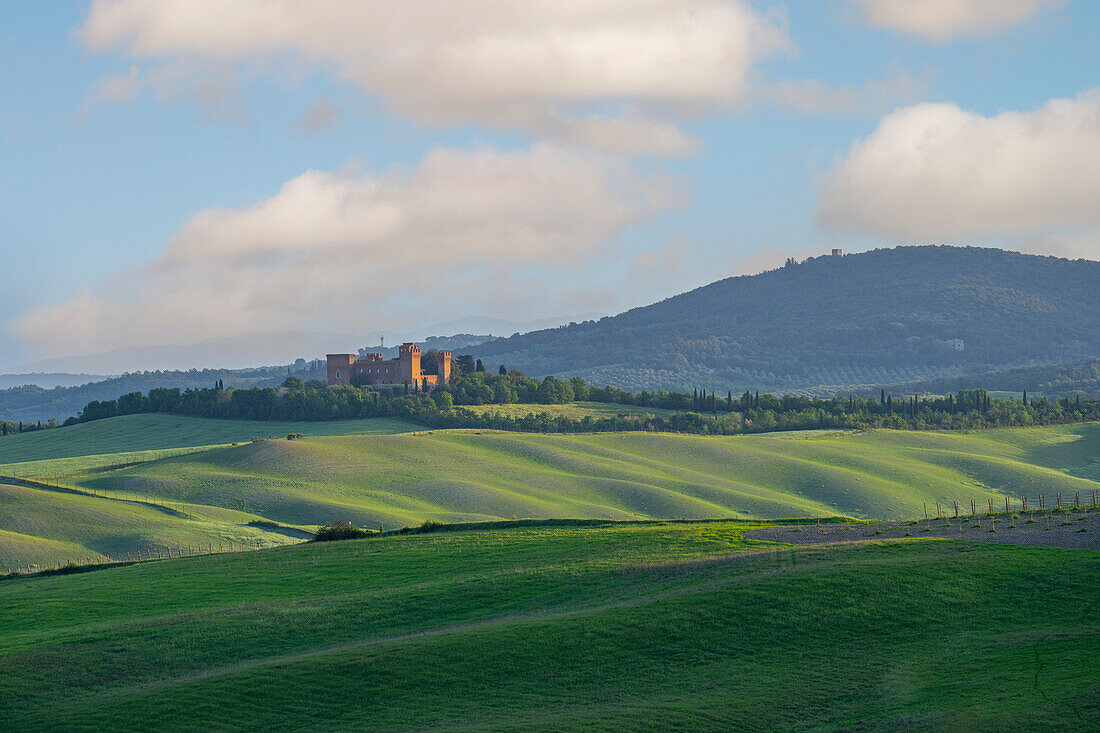 Italien, Toskana, Orciatal, Altes Schloss im Frühling