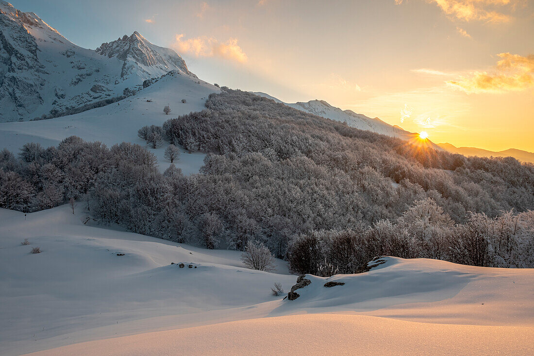 Gipfel des Corno Piccolo bei Sonnenuntergang nach einem Schneesturm. Pietracamela, Bezirk Teramo, Abruzzen, Italien