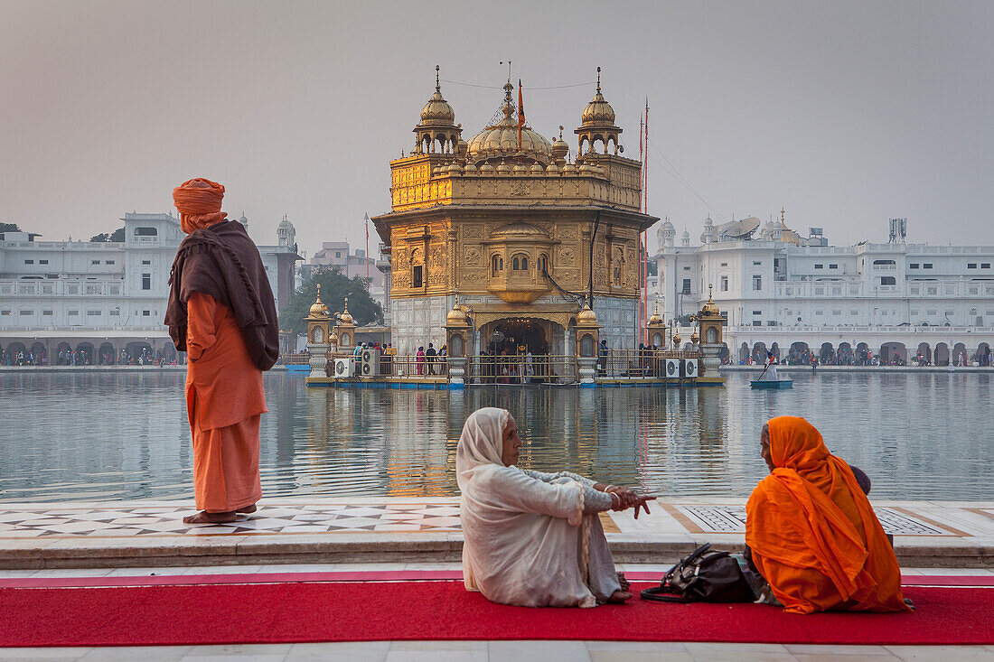 Pilger und heiliger Teich Amrit Sarovar, Goldener Tempel, Amritsar, Punjab, Indien