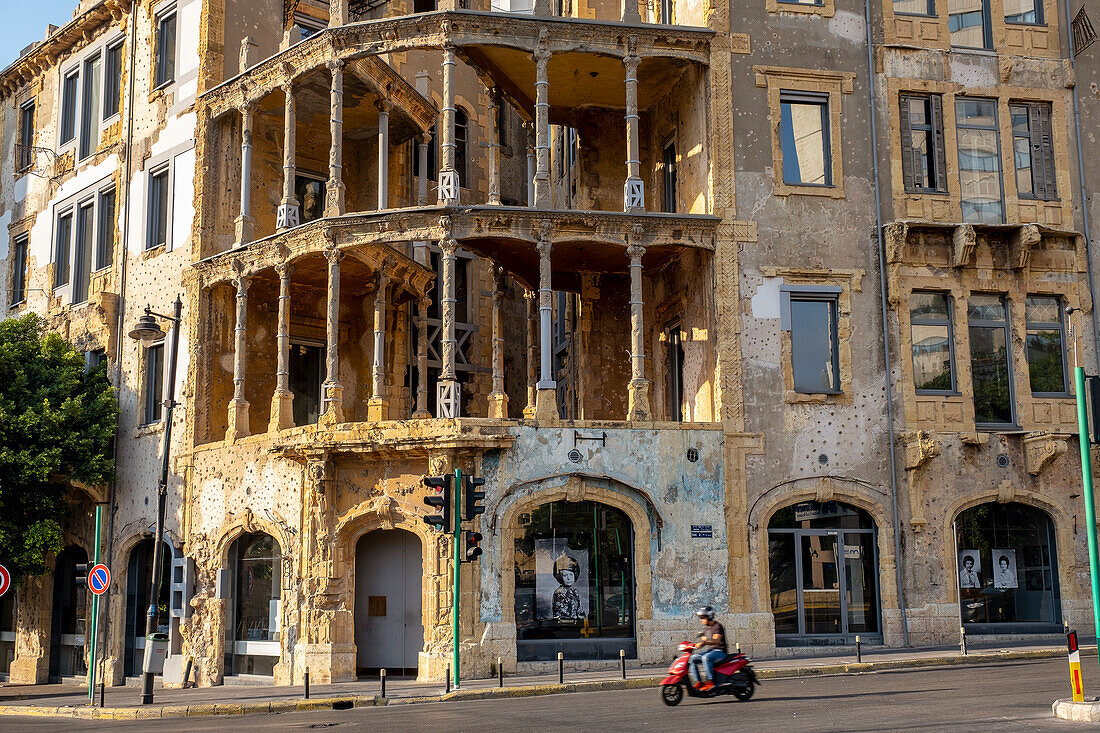 Das Gelbe Haus, auch Barakat-Gebäude oder Beit Beirut genannt, Kulturzentrum, das der historischen Erinnerung an den Bürgerkrieg gewidmet ist, Beirut. Libanon.