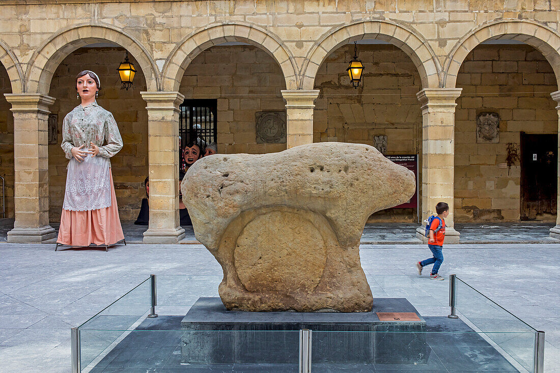 Mikeldi" im Innenhof des Euskal Museoa-Basque Museums. Archäologisches Museum von Bizkaia und Ethnographisches Baskenland. Bilbao. Spanien.