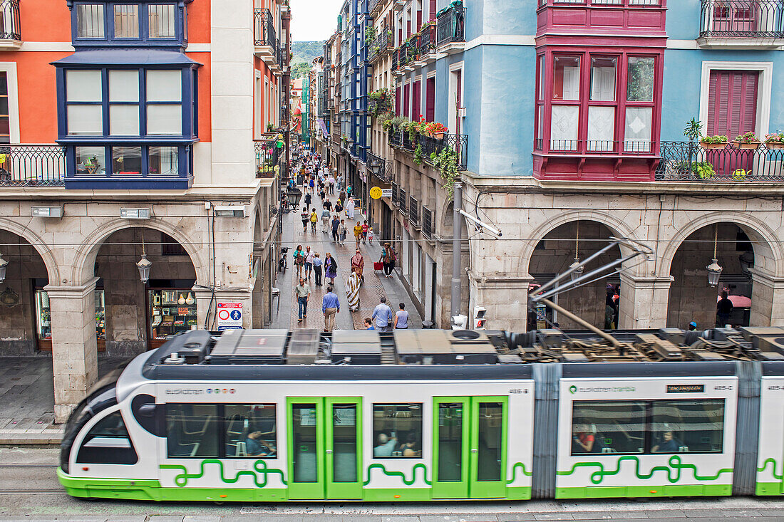 Straßenbahn, Straße Erribera in der Calle de la Tenderia, Altstadt (Casco Viejo), Bilbao, Spanien