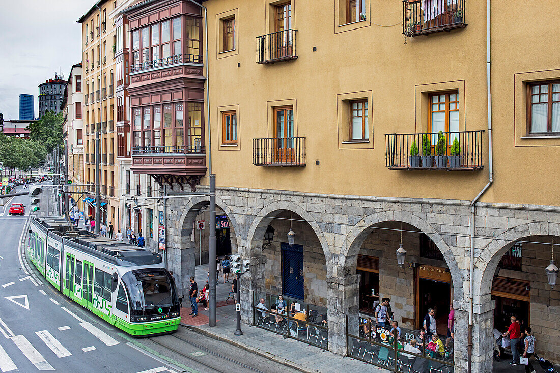 Straßenbahn, in der Straße Erribera, Altstadt (Casco Viejo), Bilbao, Spanien