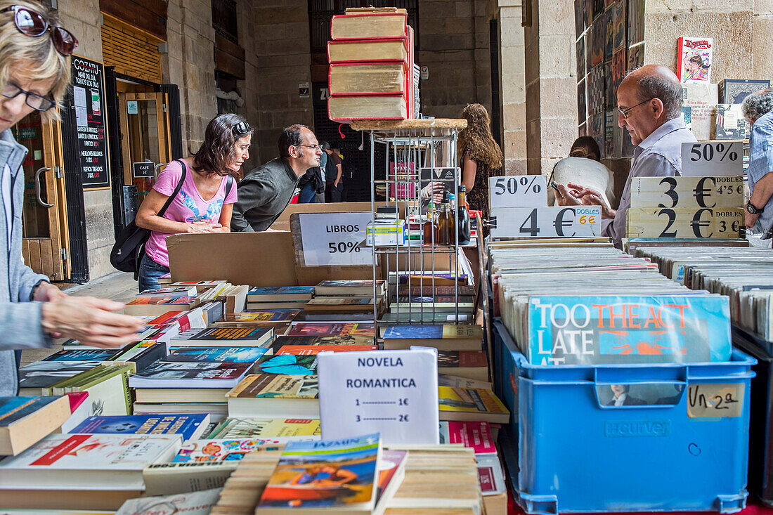 Laden für gebrauchte Bücher, Sonntagsmarkt, Plaza Nueva, Bilbao, Biskaya, Baskenland, Spanien