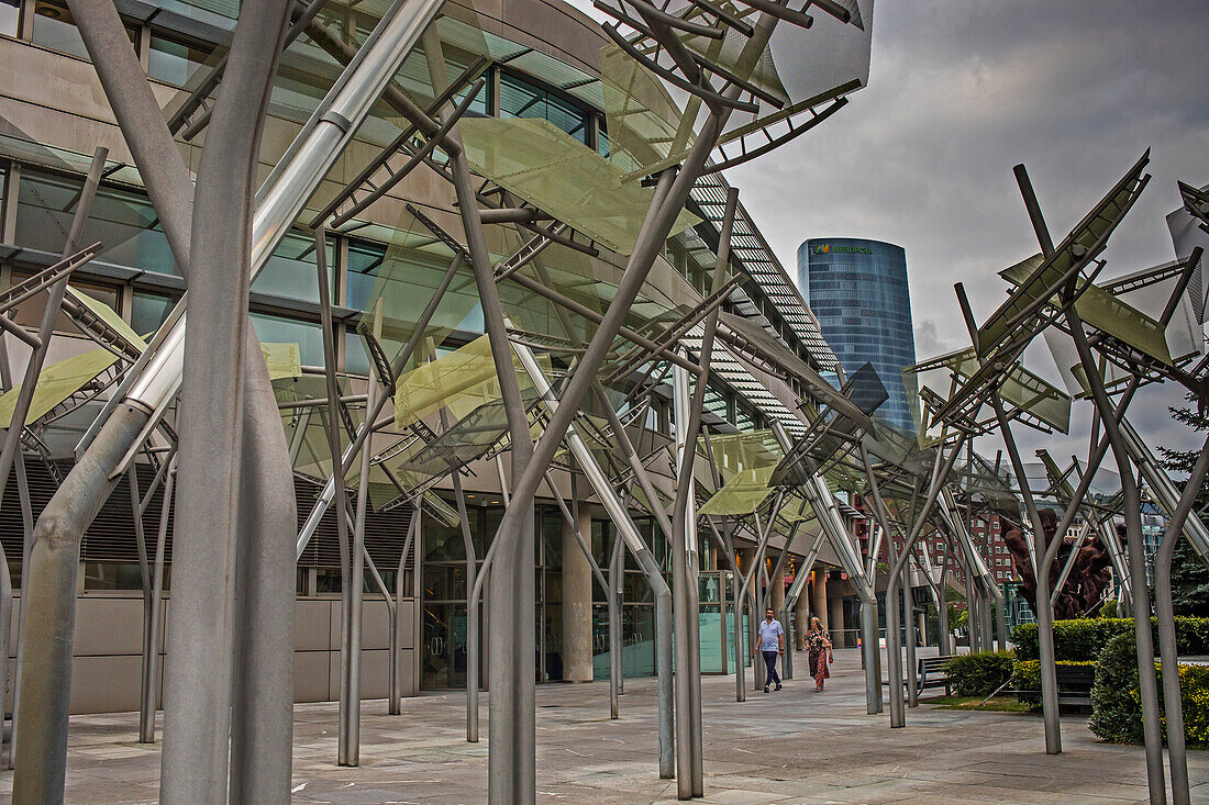 Euskalduna-Palast, im Hintergrund der Iberdrola-Turm, Bilbao, Biskaya, Baskenland, Spanien