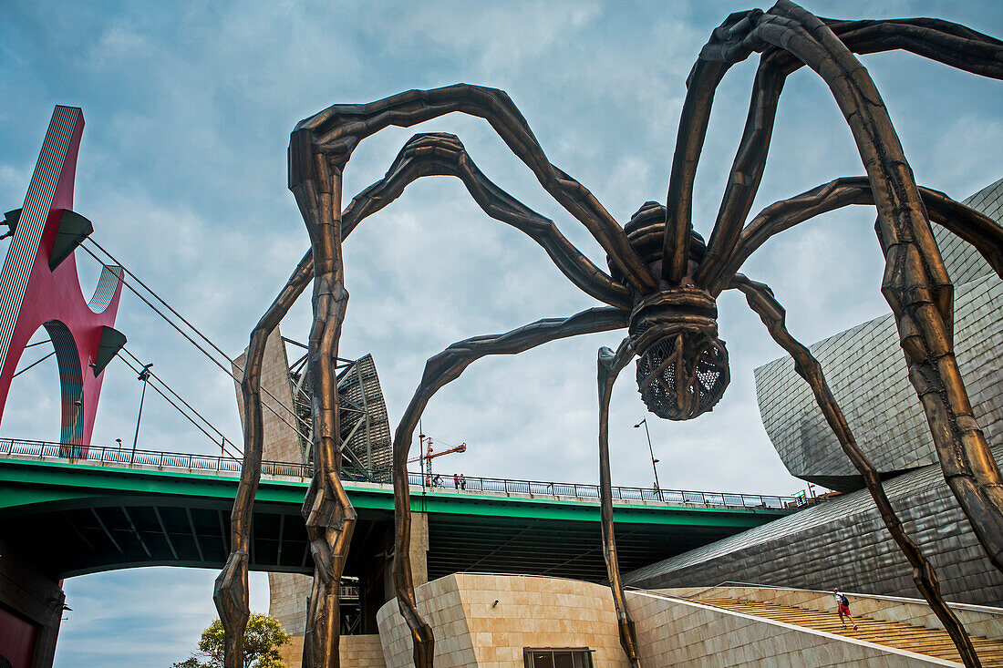 Die von Louise Bourgeois entworfene Bronzespinne "Maman" und die Salve-Brücke (Puente de la Salve), neben dem Guggenheim-Museum, Bilbao, Spanien