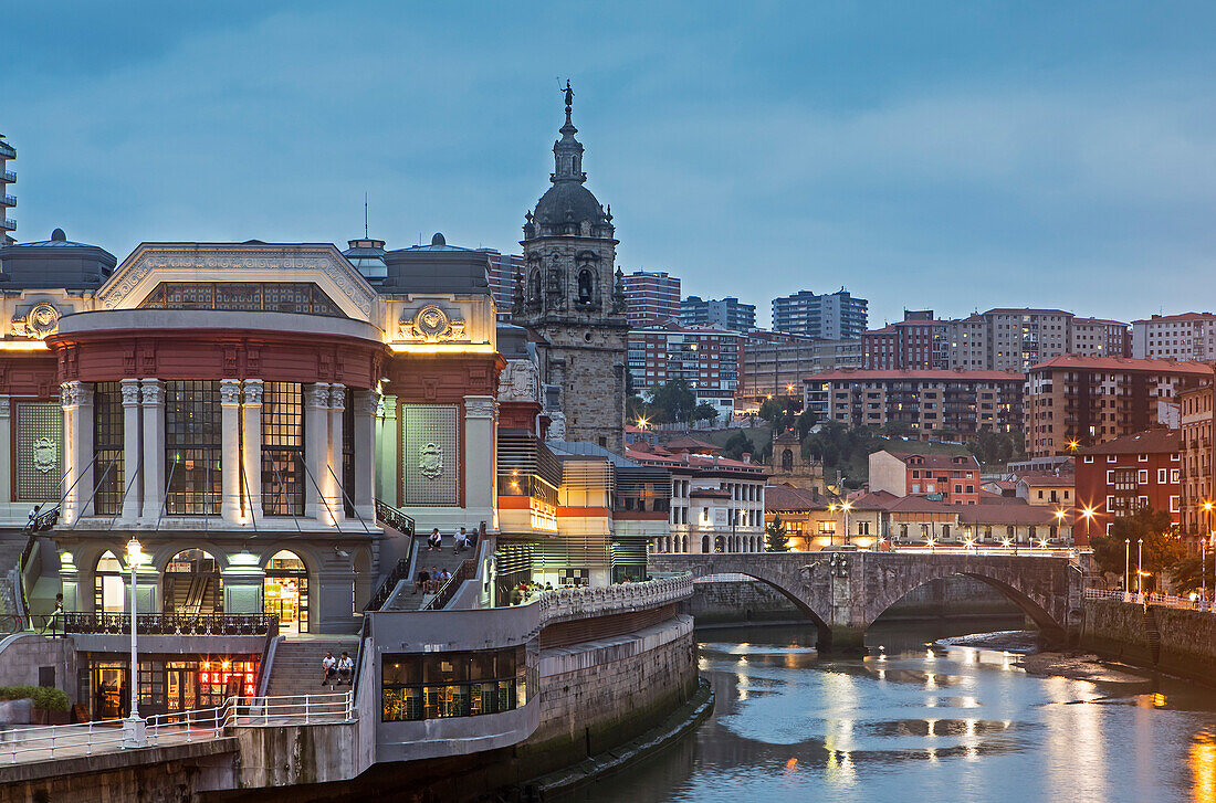 La-Ribera-Markt, San-Anton-Kirche und Brücke, in der Ría del Nervión, Altstadt (Casco Viejo), Bilbao, Spanien
