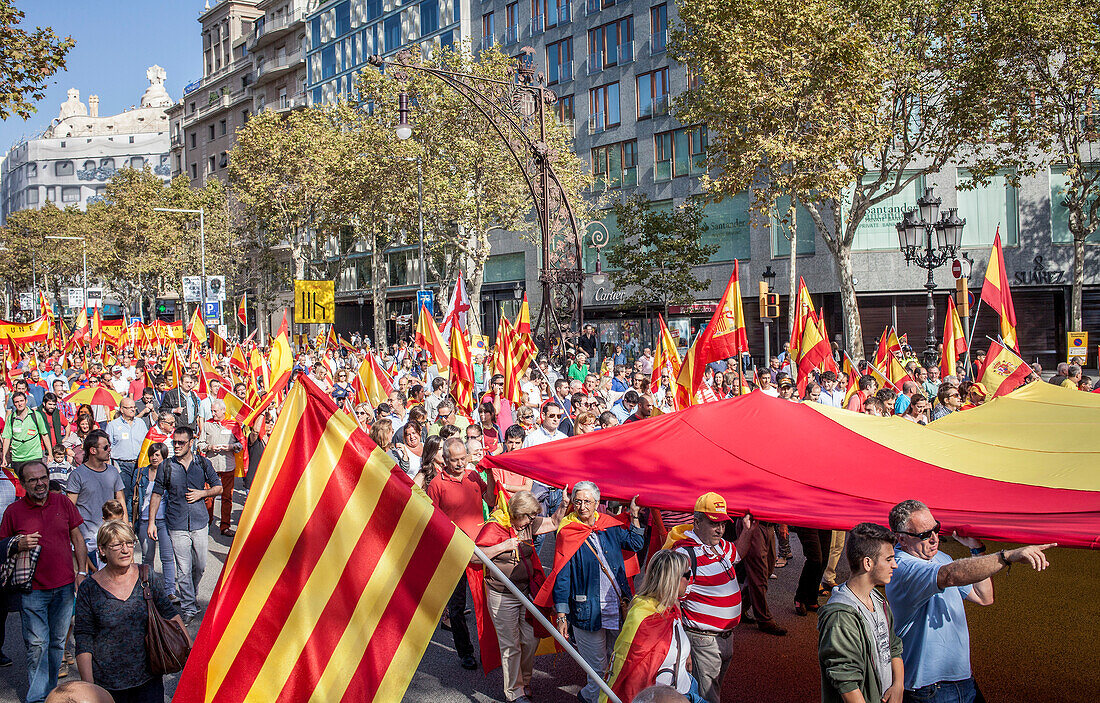 Katalanische Unabhängigkeitsgegner tragen spanische Fahnen und katalanische Flaggen während einer Demonstration für die Einheit Spaniens anlässlich des spanischen Nationalfeiertags am Passeig de Gracia, Barcelona, 12. Oktober 2014, Spanien