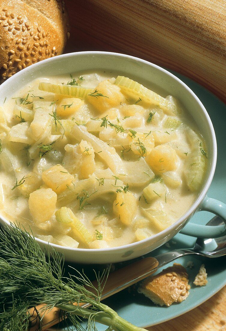 Gurken-Kartoffel-Eintopf mit Dill in einer Suppentasse