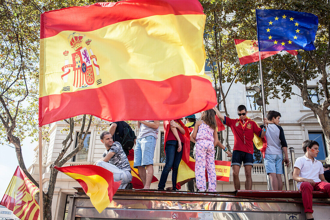 Unabhängigkeitsfeindliche katalanische Demonstranten tragen spanische Flaggen während einer Demonstration für die Einheit Spaniens anlässlich des spanischen Nationalfeiertags am Passeig de Gracia in Barcelona am 12. Oktober 2014, Spanien