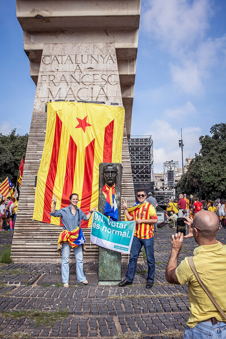 protesters in Francesc Macia monument, during political demonstration for the independence of Catalonia. Catalunya square.October 19, 2014. Barcelona. Catalonia. Spain.