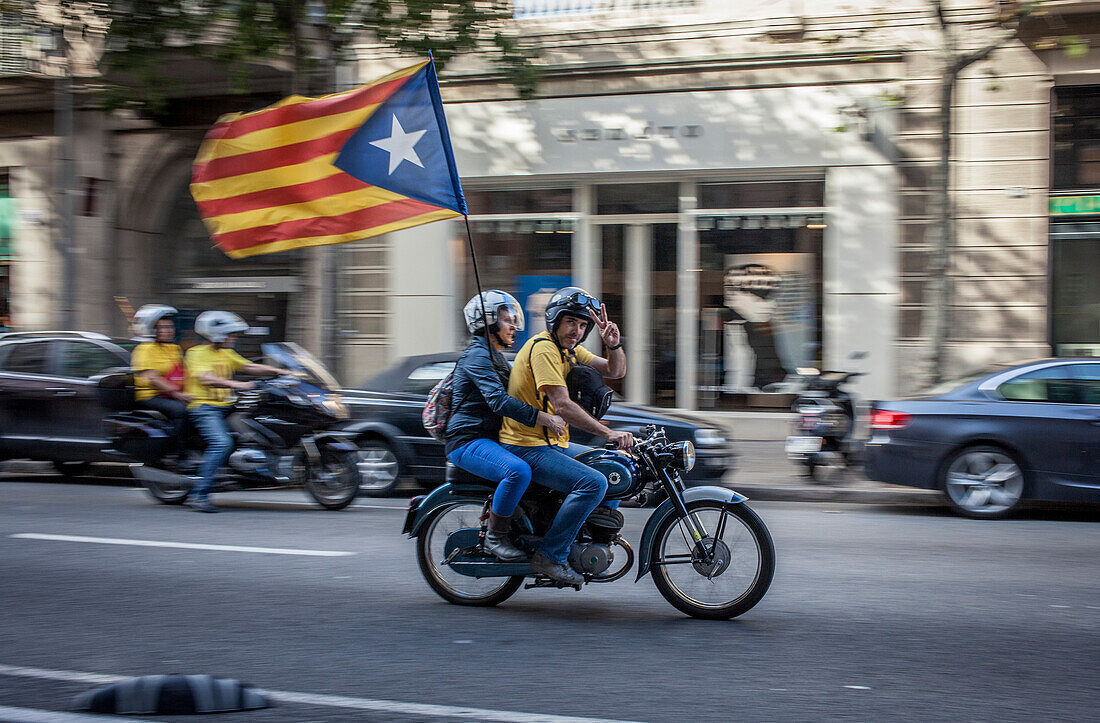 Politische Demonstration für die Unabhängigkeit Kataloniens. Straße Consell de Cent. 10. Juli 2010. Barcelona. Katalonien. Spanien.