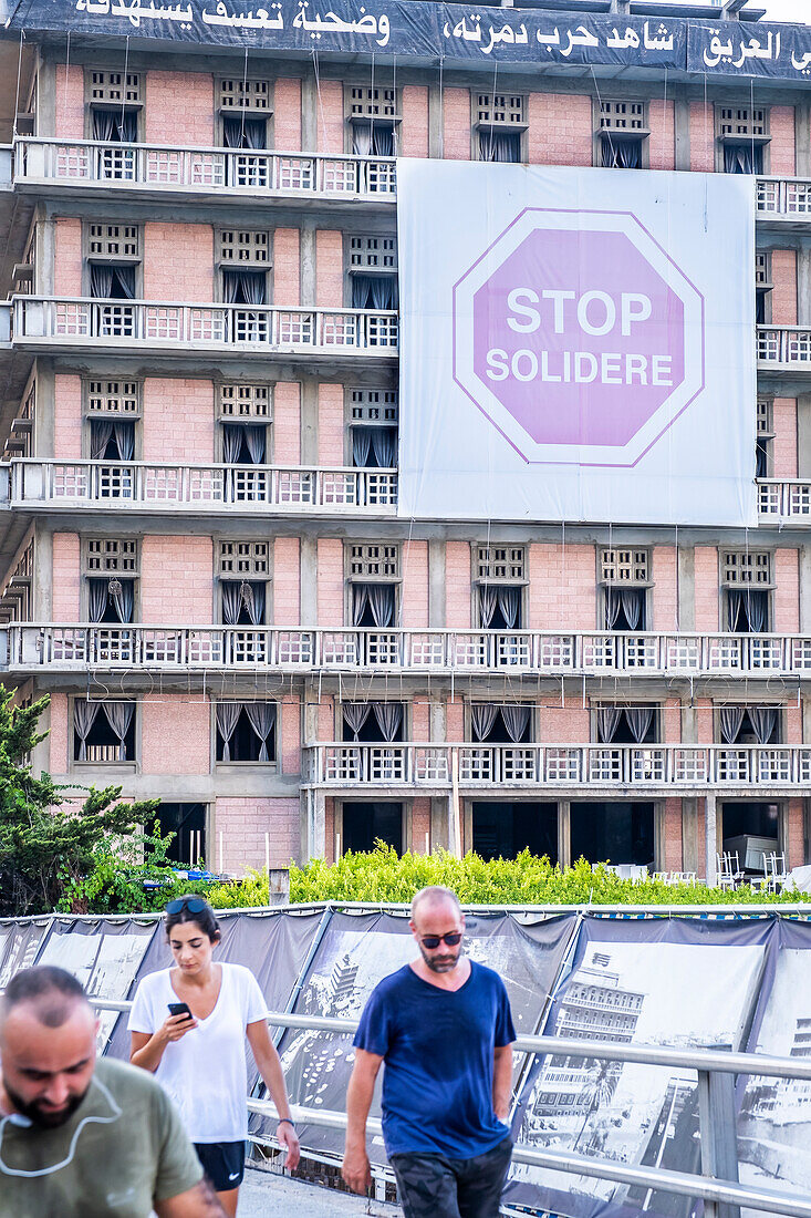 Hotel Saint Georges destroyed by the Civil War, Beirut. A big dispute confronts the owners of the Saint George hotel with SOLIDERE, the real estate company of Rafic Hariri. The hotel has always had spa facilities that gave it its cache. This is what SOLIDERE opposes, which aims to be the exclusive operator of the Saint Georges bay that dominates the hotel. This dispute has paralyzed the project of renovation of the establishment.For ten years Rafic Hariri alternated coercive measures and purchase offers in the purest tradition of Italian practices illustrated in the film Hands on the city.