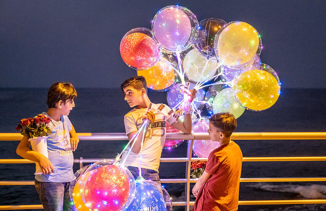 Kinder bei der Arbeit, Blumen- und Luftballonverkäufer, Beirut, Libanon