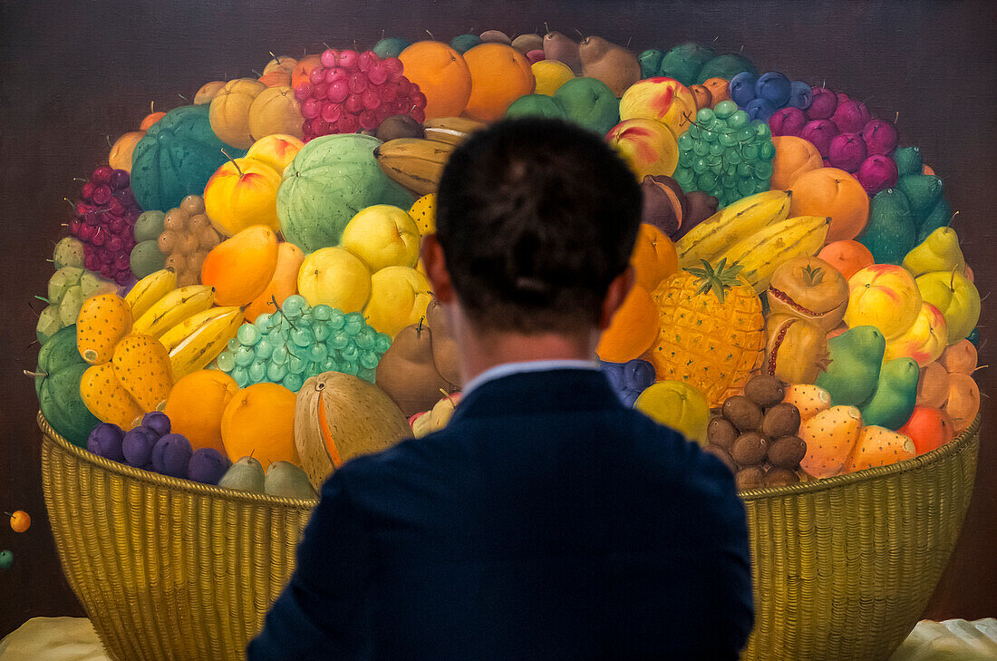 Besucher und "Canasta de Frutas" von Fernando Botero, Botero Museum, Bogota, Kolumbien
