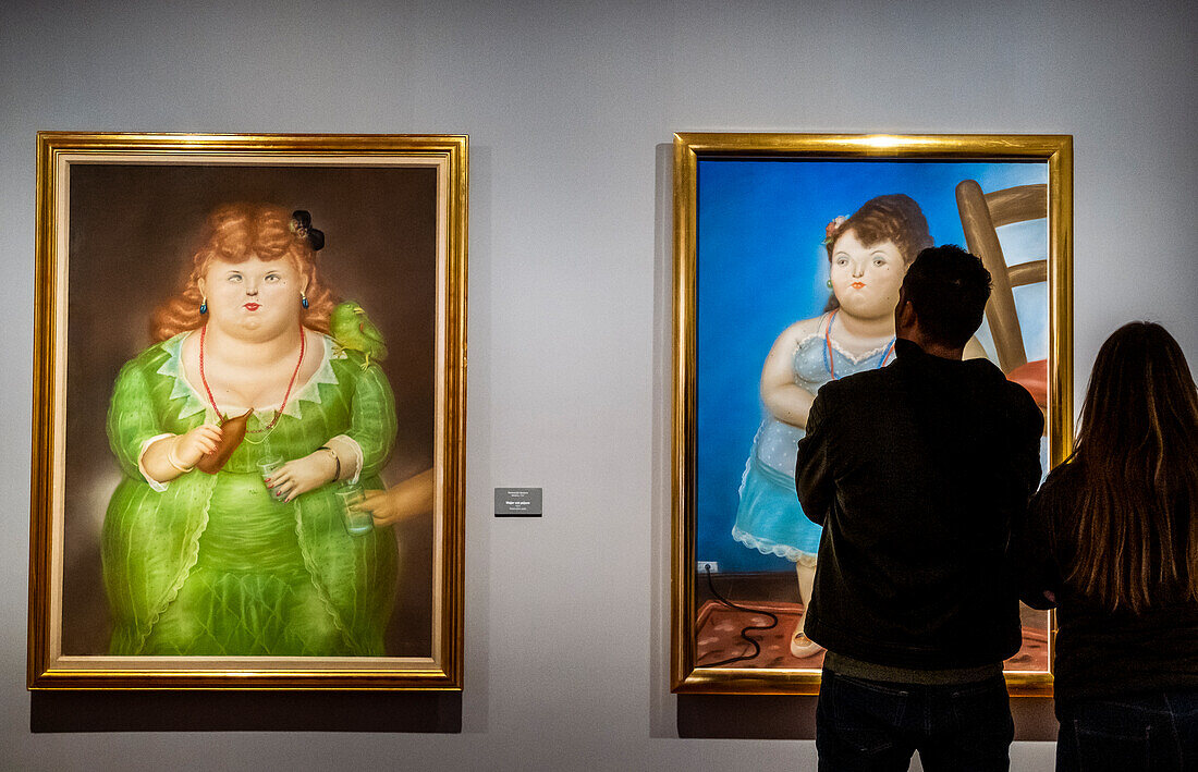 Links `Mujer con pájaro' und rechts `Mujer pequeña', beide von Fernando Botero, Botero Museum, Bogota, Kolumbien