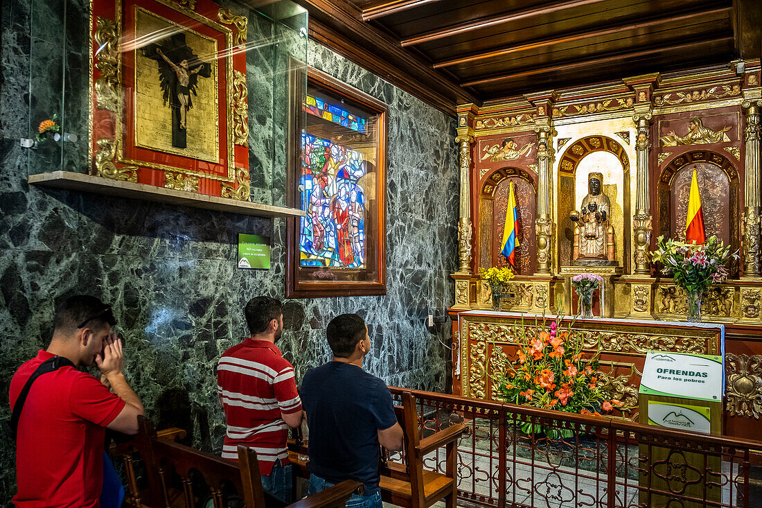 Santuario del Senor de Monserrate, Menschen beten zur Jungfrau Morena aus Montserrat oder Moreneta, Kirche, Bogota, Kolumbien