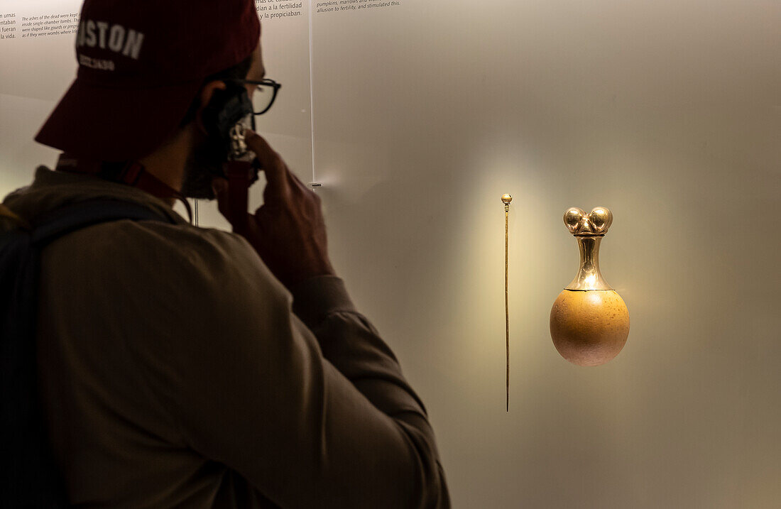 Besucher beim Betrachten von Poporo und Stock, Präkolumbianische Goldschmiedekunstsammlung, Goldmuseum, Museo del Oro, Bogota, Kolumbien, Amerika