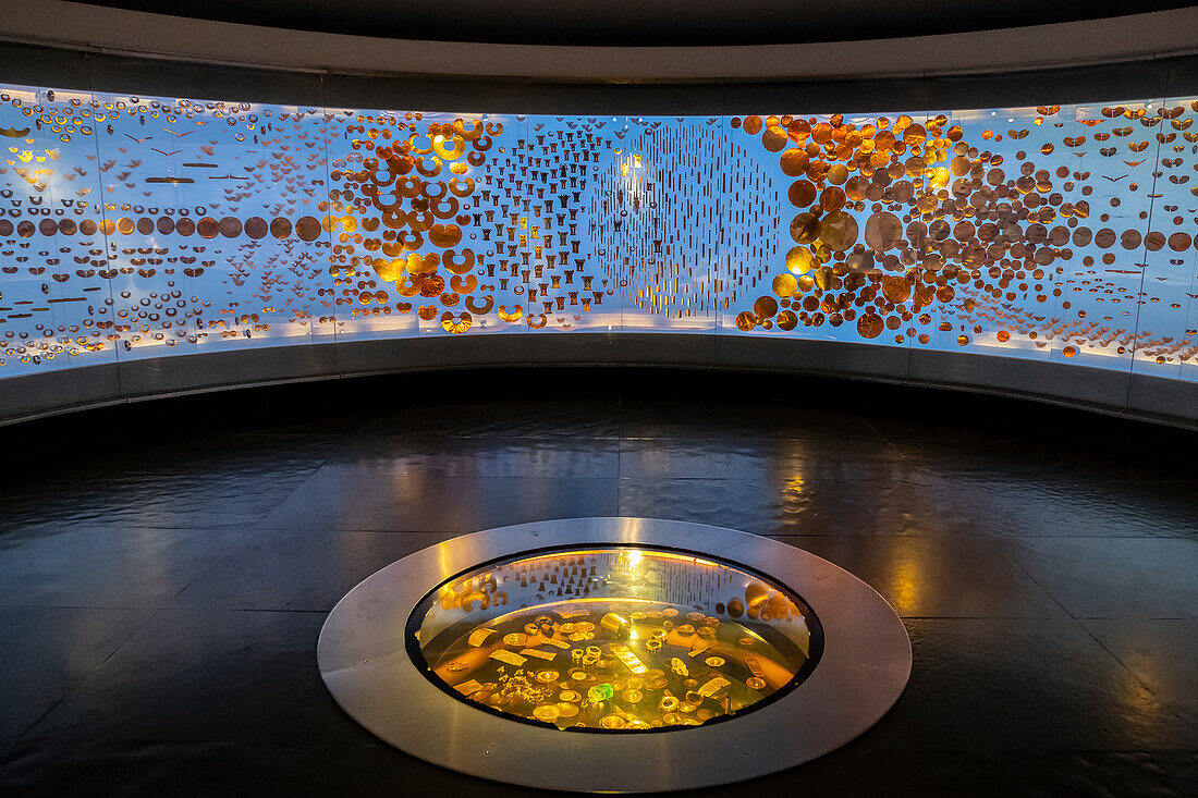 Opferraum, sala de la ofrenda, Goldartefakte in der Ausstellung, Goldmuseum, Museo del Oro, Bogota, Kolumbien, Amerika