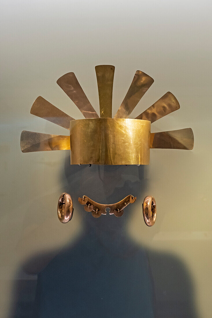 Kronen und Helme wurden von Anführern getragen, Präkolumbianische Goldschmiedesammlung, Goldmuseum, Museo del Oro, Bogota, Kolumbien, Amerika