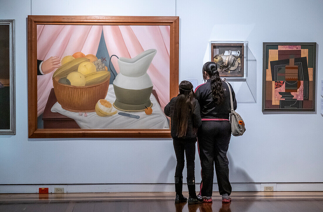 Frauen beim Betrachten von Fernando Boteros "Stillleben". Saal der Modernitäten, Nationalmuseum von Kolumbien, Bogota, Kolumbien