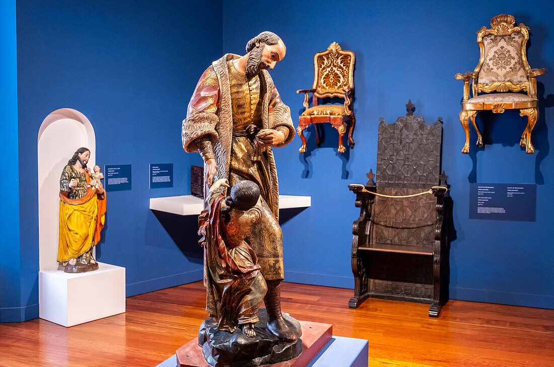 Skulpturen und Stühle aus der Kolonialzeit, Museo Colonial, Bogotá, Kolumbien