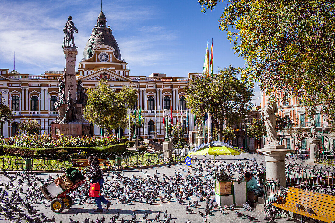 Murillo-Platz mit dem Palacio legislativo, Regierungspalast, im Hintergrund, La Paz, Bolivien