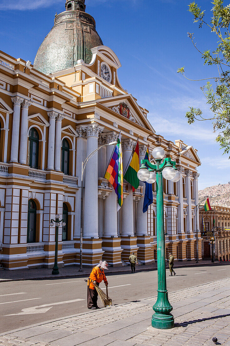 Murillo-Platz mit dem Palacio legislativo, Regierungspalast, im Hintergrund, La Paz, Bolivien