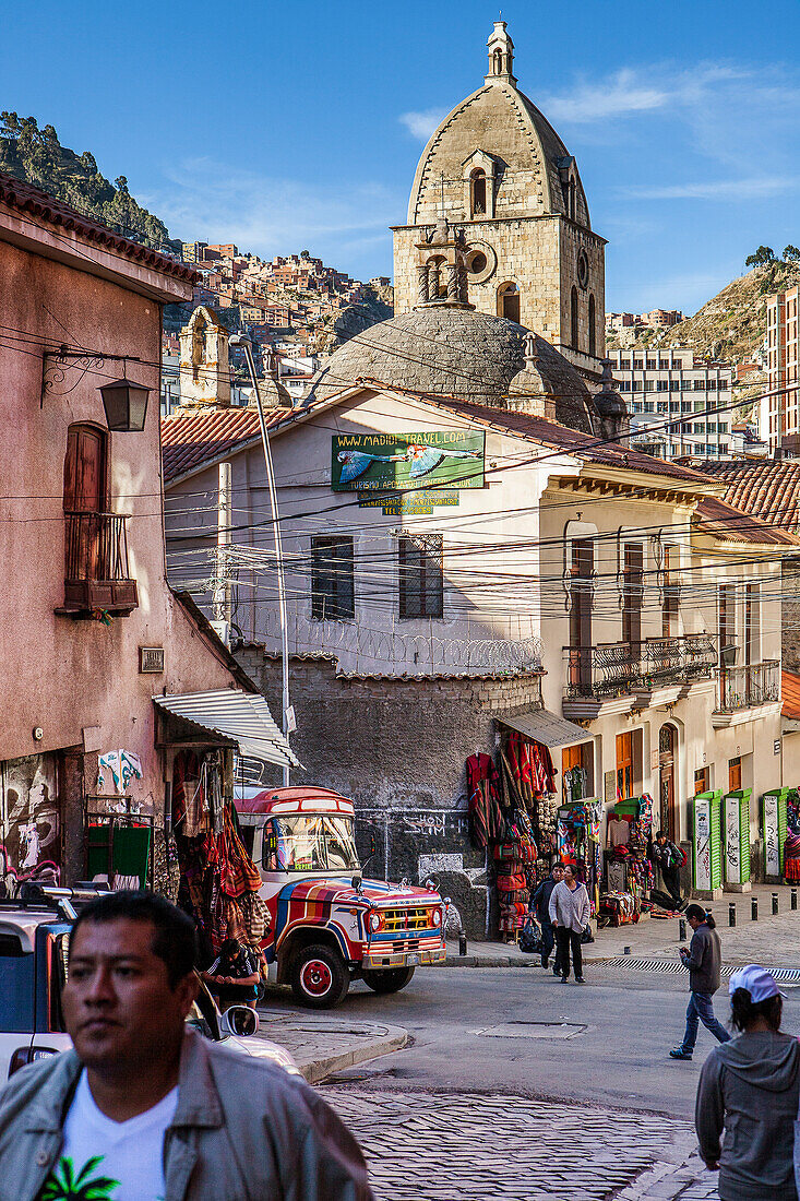 Calle Sagarnaga, im Hintergrund die Kirche San Francisco , La Paz, Bolivien