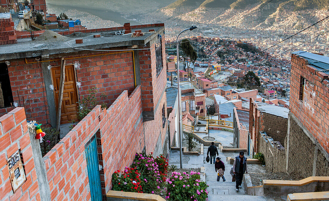 El Alto, im Hintergrund Panoramablick auf La Paz und das Andengebirge, La Paz, Bolivien
