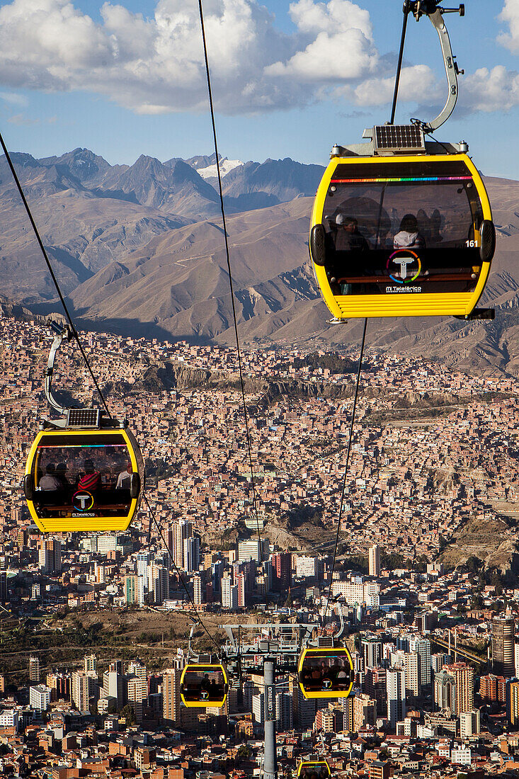 Panoramablick auf die Stadt, im Hintergrund die Anden, Seilbahn nach El Alto, La Paz, Bolivien