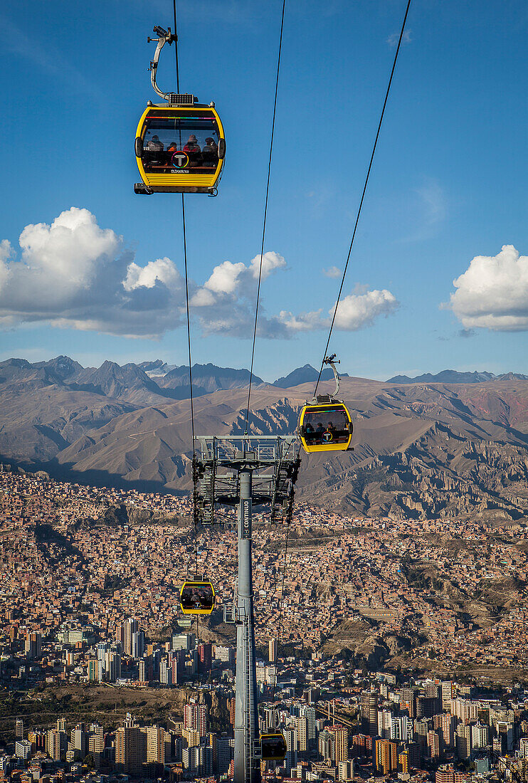 Panoramablick auf die Stadt, im Hintergrund die Anden, Seilbahn nach El Alto, La Paz, Bolivien